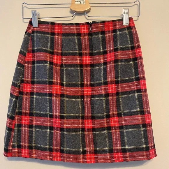 Red and Black Plaid mini skirt - Picture 4 of 5